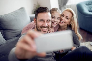 Aile selfie onların oturma odasında yapıyor. Aşk, Aile, teknolojisi, Internet ve insanlar kavramı.