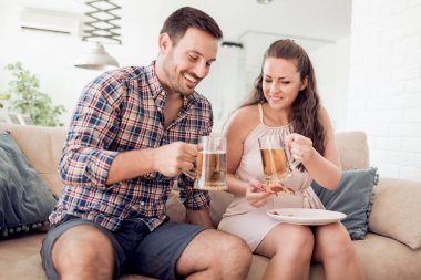 genç bir çift bira içmek