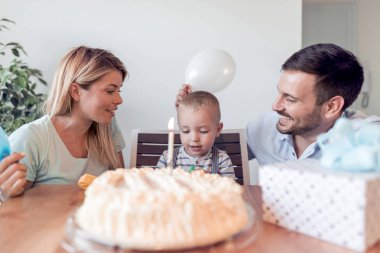 Küçük çocuk ailesiyle birlikte mum dışarı üfleme