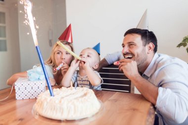 Küçük çocuk ailesiyle birlikte mum dışarı üfleme