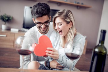 Evde mevcut ile genç Çift