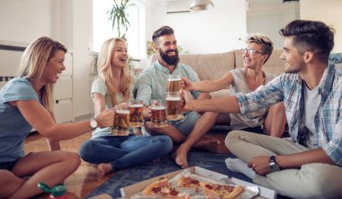 Pizza sevenler. Gençlerin grup birlikte eğlenirken pizza yemek eğlenceli.