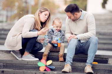Anne ve çocuk mutlu bak ve gülümse. Mutluluk ve uyum içinde aile hayatı.