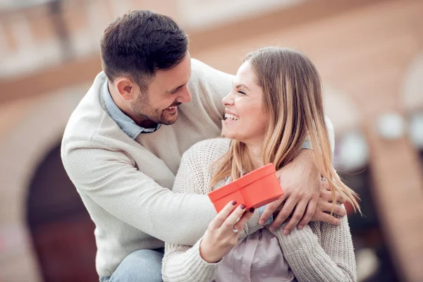 Adam Kız Arkadaşına Sevgililer Günü Için Bir Hediye Vermek — Stok fotoğraf
