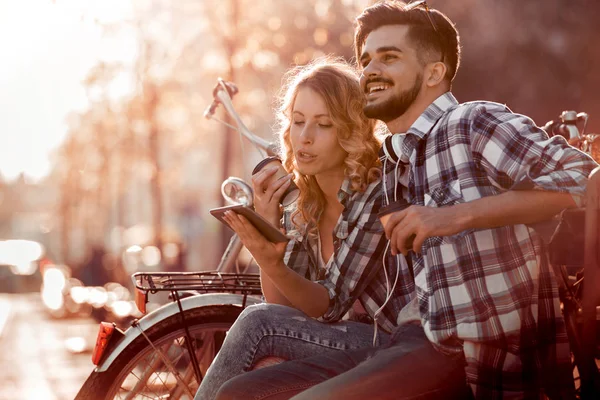 Pareja sentada en el banco del parque — Foto de Stock