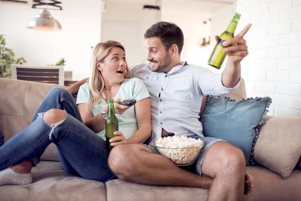 Hermosa pareja joven viendo la televisión — Foto de Stock