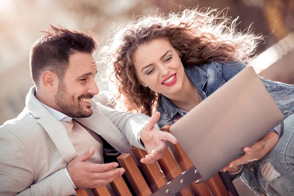 Pareja feliz navegando juntos — Foto de Stock