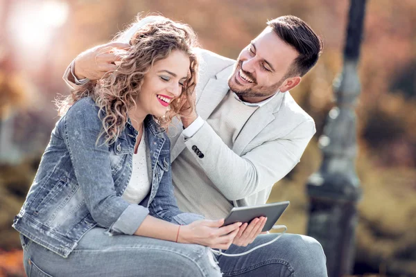 Älskande Par Sitta Bänken Staden Och Lyssna Musik — Stockfoto