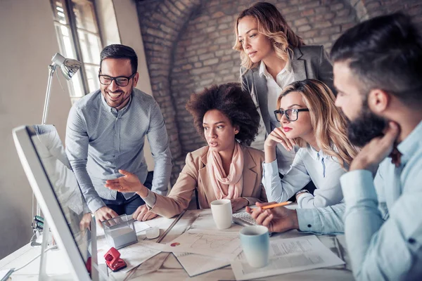 Compañeros de trabajo haciendo gran discusión de negocios — Foto de Stock