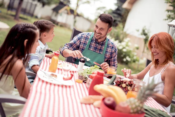 Jovem Família Feliz Almoçando Jardim Dia Ensolarado — Fotografia de Stock