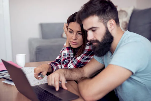 Pareja preocupada revisando sus cuentas en casa . — Foto de Stock