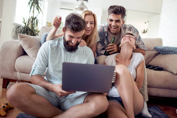 Grupo Amigos Desfrutando Tempo Juntos Olhando Filme Laptop — Fotografia de Stock