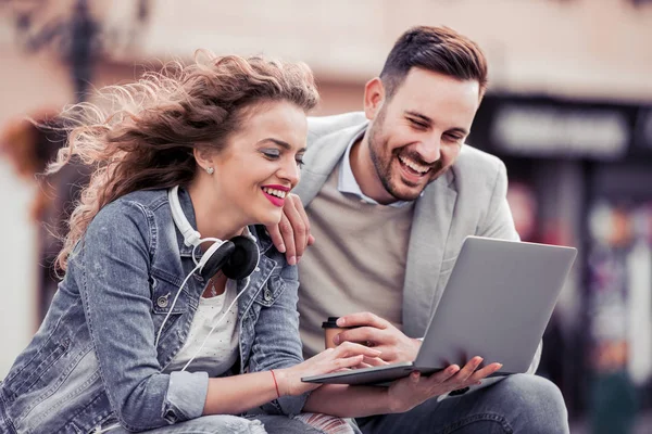 Hermosa Pareja Romántica Está Descansando Ciudad — Foto de Stock