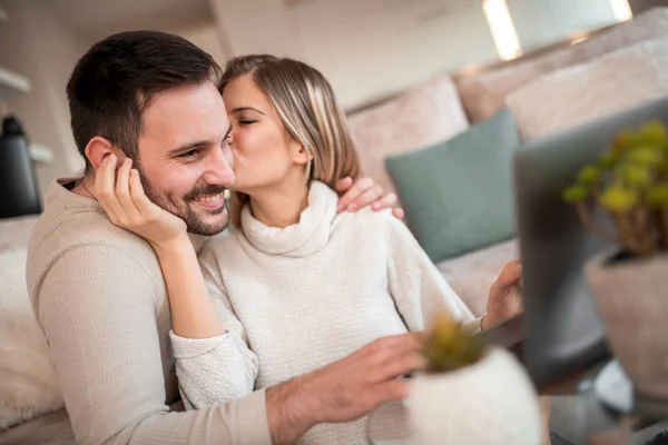 Unga Par Kopplar Soffan Med Laptop Love Lycka Människor Och — Stockfoto