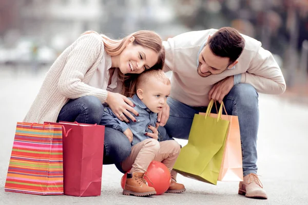 Venta Consumismo Concepto Familiar Familia Feliz Con Niños Pequeños Bolsas — Foto de Stock
