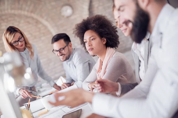 Gran Trabajo Equipo Jóvenes Empresarios Discuten Nuevo Proyecto Una Reunión — Foto de Stock