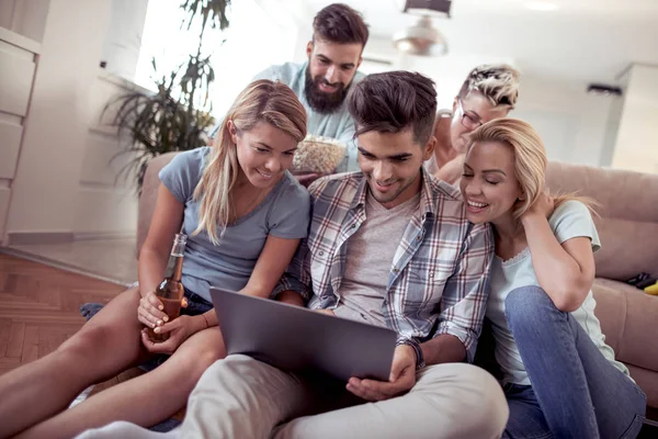 Amigos Sentados Juntos Sofá Viendo Películas Portátil — Foto de Stock