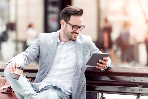 Lazer Tecnologia Comunicação Conceito Pessoas Homem Com Tablet Sentado Banco — Fotografia de Stock