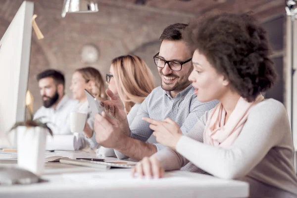 Concepto Negocio Gente Negocios Discutiendo Los Gráficos Gráficos Mostrando Los — Foto de Stock