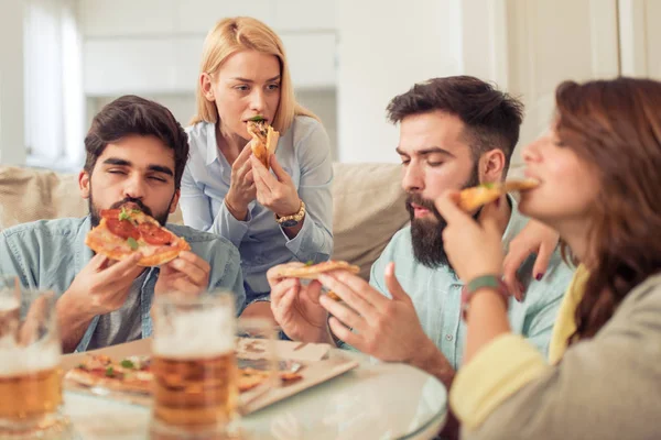 Τους φίλους, βλέποντας τηλεόραση στο σπίτι ενώ τρώει Πίτσα — Φωτογραφία Αρχείου