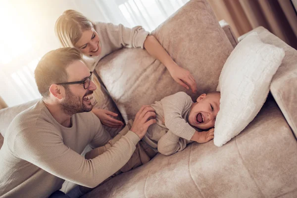 Familia divirtiéndose juntos —  Fotos de Stock