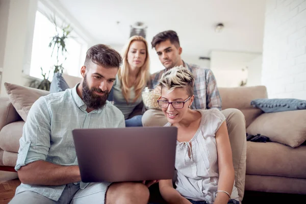 Grupo Amigos Disfrutando Del Tiempo Juntos Mirando Portátil — Foto de Stock