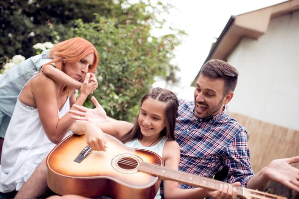 Dad playing guitar for the family. — Stock Photo, Image