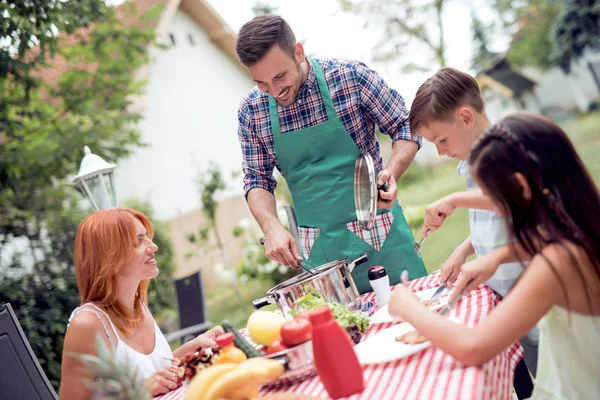 Boldog Fiatal Család Ebédelni Barbecue Kertben Egy Napsütéses Napon — Stock Fotó