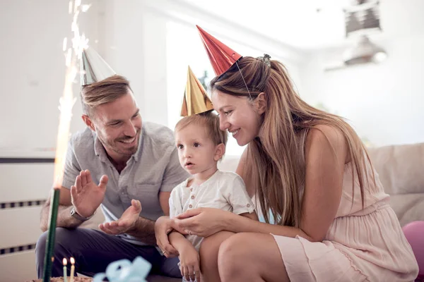 Celebração Família Feriados Aniversário Conceito Feliz Família Com Chapéus Criança — Fotografia de Stock