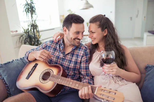 Mann singt für lächelnde Frau — Stockfoto