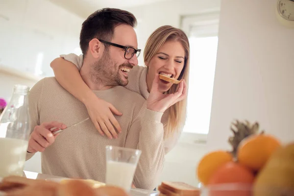 Jong Gelukkig Paar Zitten Modern Appartement Ontbijten Samen — Stockfoto