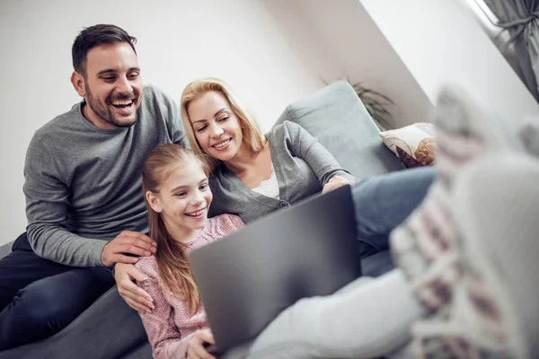 Familia Pasar Tiempo Juntos Casa Viendo Películas Portátil — Foto de Stock