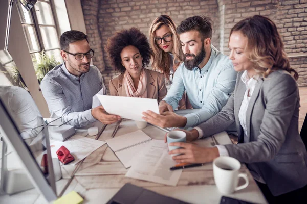 Gente de negocios discutiendo un plan financiero . — Foto de Stock