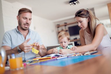 Aile çizim birlikte evde oturma odasında gülümseyen.
