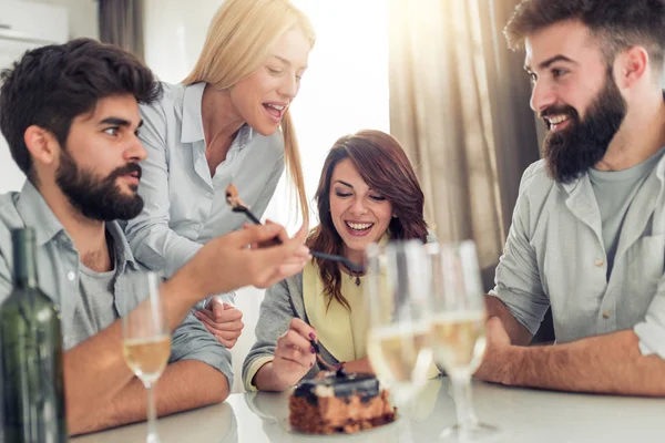 Grupo Amigos Celebrando Cumpleaños Casa Pasando Buen Rato Juntos — Foto de Stock