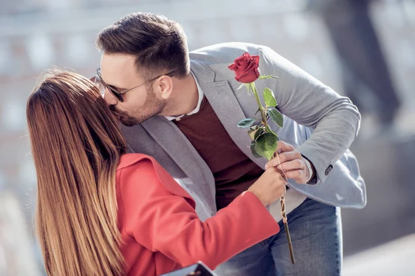 Jeune couple avec rose à l'extérieur — Photo