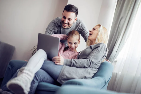 Pais Felizes Com Filha Usando Laptop Sala Estar — Fotografia de Stock