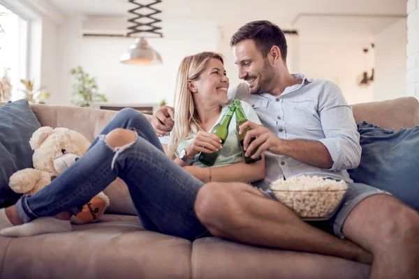 Bella giovane coppia guardando la TV — Foto Stock