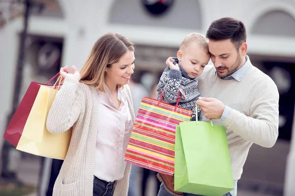 Lycklig Familj Med Lilla Son Och Kassar City Försäljning Konsumism — Stockfoto