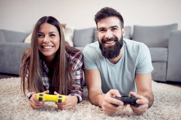 Encantador casal jogar jogos de vídeo — Fotografia de Stock