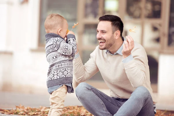 Vater Und Sohn Spielen Herbstpark Mit Laub Familie Kindheit Jahreszeit — Stockfoto