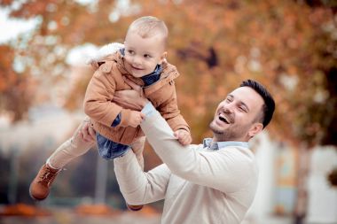 Baba oğlu ile açık havada eğleniyor