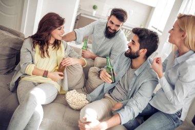 Neşeli grup arkadaşıyla birlikte bira içip patlamış mısır evde yemek