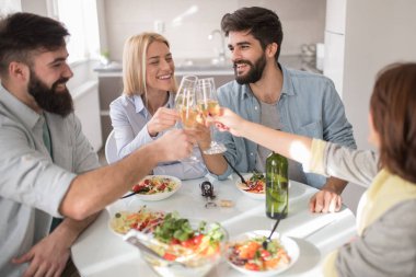Sağlıklı yemek yeme ve şampanya parti yemekte içki arkadaş grubu
