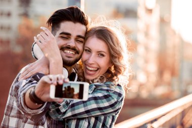 Genç çift alarak selfie şehirde yürürken sevgi dolu