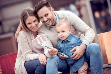 Baba, anne ve oğlu selfie alarak City
