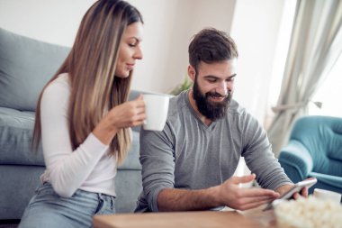 Tablet bilgisayar tarama ve kahve içme genç Çift