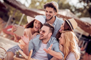 Selfie smartphone ile kumsalda alarak arkadaş grubu