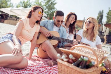 Selfie smartphone ile kumsalda alarak arkadaş grubu