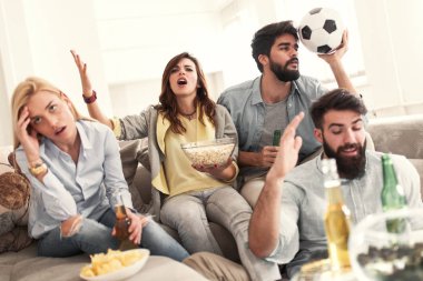 Arkadaşlar bira ve patlamış mısır ile Tv izlerken neşeli grup 